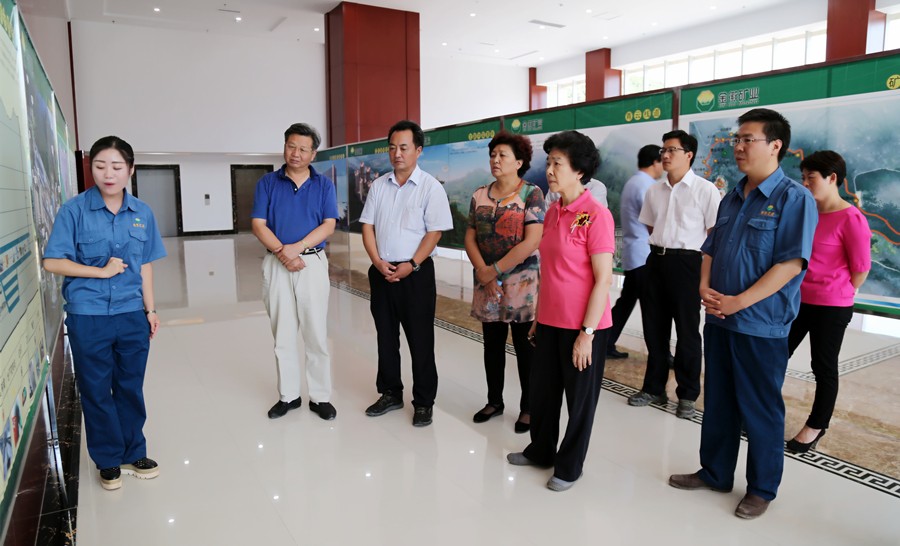 1-2015年8月，全國政協(xié)副主席、中國科學(xué)院院士王志珍一行蒞臨金徽股份調(diào)研。.jpg