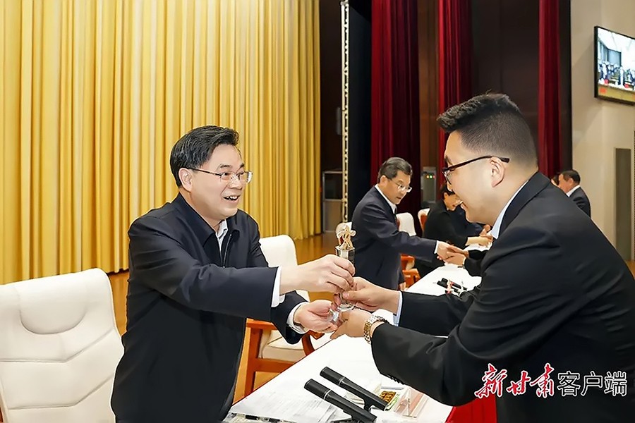 2-2023年5月，省委書記、省人大常委會(huì)主任胡昌升為金徽礦業(yè)旅游景區(qū)授“全省文化旅游發(fā)展突出貢獻(xiàn)集體獎(jiǎng)”。.jpg