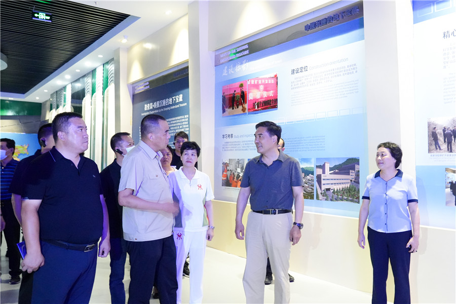 12-2022年8月，省委常委、省委統(tǒng)戰(zhàn)部長孫雪濤帶領(lǐng)帶領(lǐng)全省黨外代表人士考察團(tuán)蒞臨金徽股份調(diào)研指導(dǎo)。.jpg