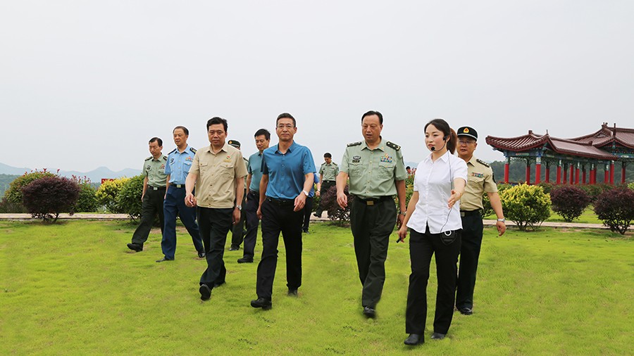 17-2020年7月，省委常委、省軍區(qū)司令員王文清蒞臨金徽股份調(diào)研企業(yè)編兵和綠色礦山建設(shè)工作是表示：金徽股份將民兵作為企業(yè)應(yīng)急救援力量的一員，充分發(fā)揮了民兵作用，立起了在企業(yè)編兵的標(biāo)桿。.jpg